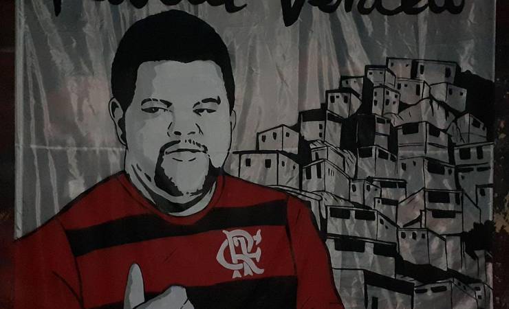 Torcedores do Flamengo fazem bandeirão para família de Babu torcer no Big Brother Brasil