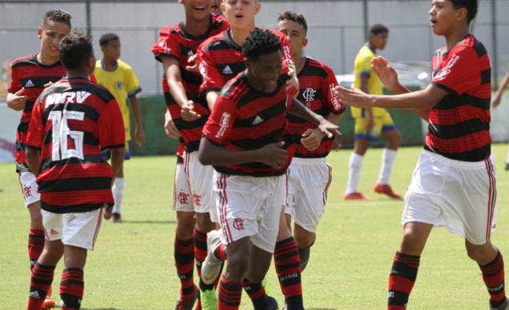 Três meses após tragédia, base do Flamengo volta aos treinos no Ninho do Urubu nesta sexta-feira