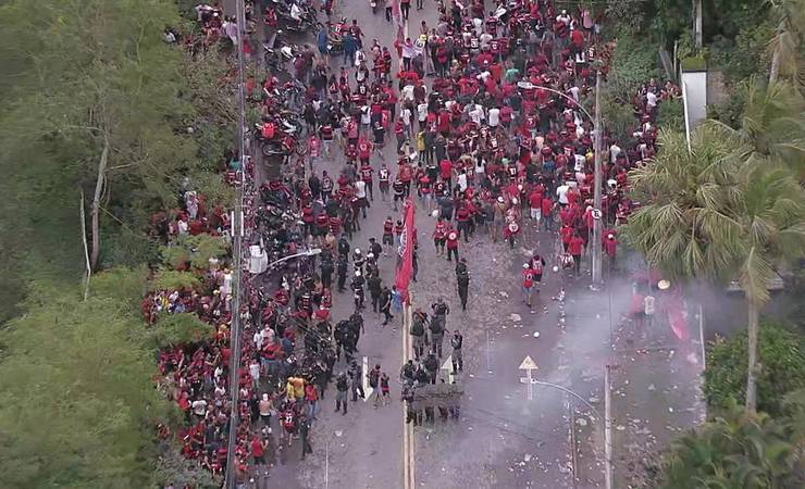 Confusão antes de saída do ônibus do Flamengo do Ninho tem corre-corre e gás de pimenta