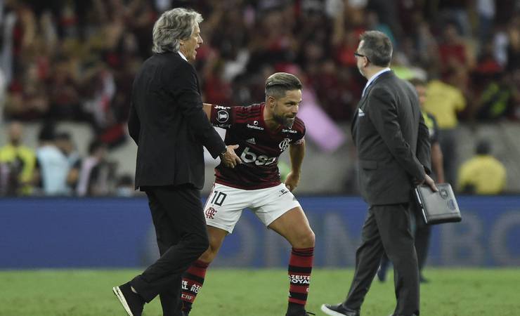 Diego volta ao Flamengo com braçadeira, aplausos, 7 minutos e quase um gol: "Me emocionei"