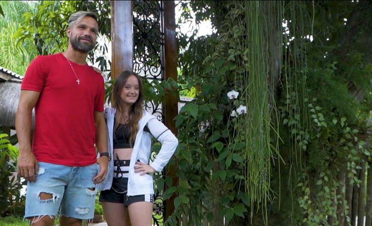 Modelo com Down realiza sonho de conhecer Diego e faz ensaio com o meia do Flamengo