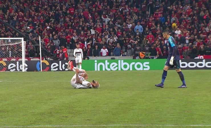 Gabigol rola no chão após levar bolada no pé e viraliza em jogo entre Athletico e Flamengo