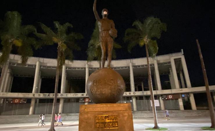 Bellini de máscara, protesto e recepção ao Flamengo marcam volta do futebol no Maracanã