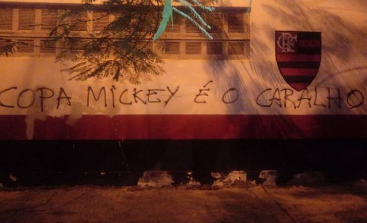 Dirigente questiona pichação na sede do Flamengo: "Mickey todo certinho, não foi a torcida"
