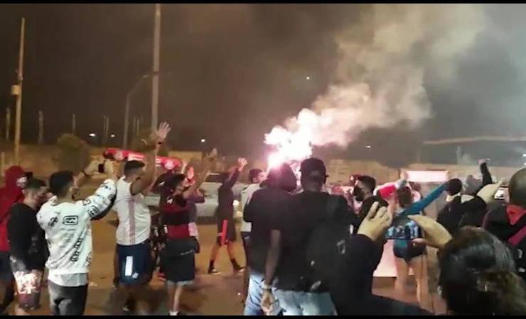 Torcedores recebem Flamengo no Maracanã com sinalizadores e apoio a Jorge Jesus