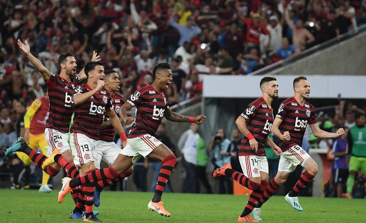 Flamengo gasta combustível no início, cansa no fim, mas é carregado pela torcida após nove anos às quartas da Libertadores