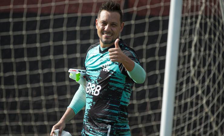 Diego Alves faz tratamento na folga do elenco do Flamengo e prepara volta contra o Goiás