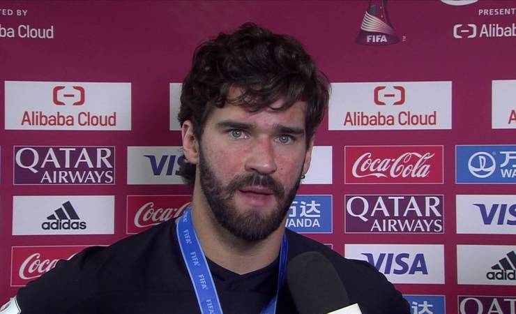 Alisson comemora título do Liverpool e elogia Flamengo: "As outras equipes estão muito atrás no Brasil"