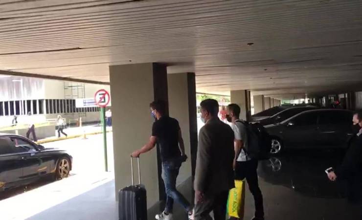 Everton Ribeiro e Rodrigo Caio, do Flamengo, chegam ao Rio de Janeiro após jogos com a Seleção