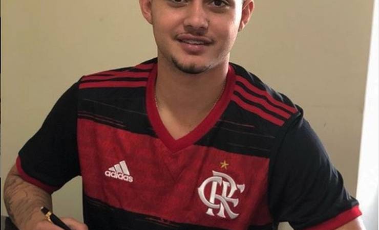 Sobrevivente do incêndio no Ninho, Cauan assina o primeiro contrato profissional com Flamengo
