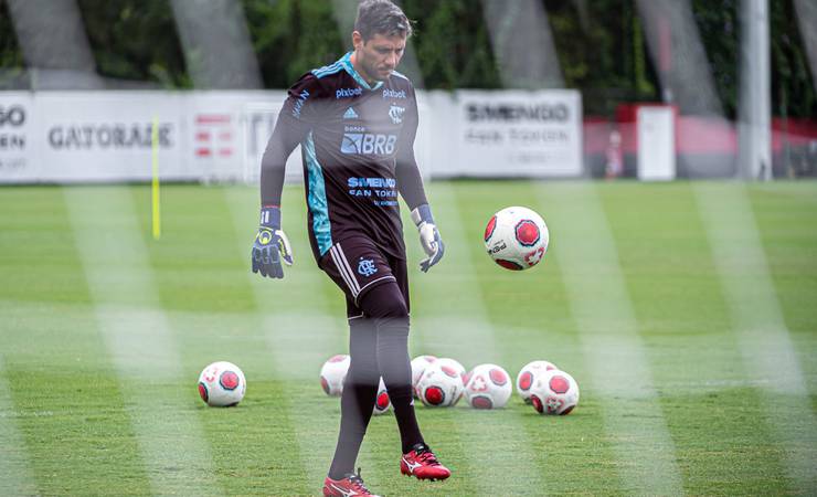 Diego Alves vive melhor forma desde 2019, mas Hugo ganha a preferência de Paulo Sousa no Flamengo