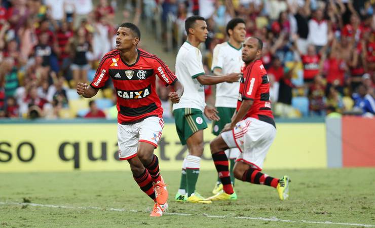 Agora vai? Em alta, Flamengo encara Palmeiras em má fase e tenta quebrar "freguesia" recente