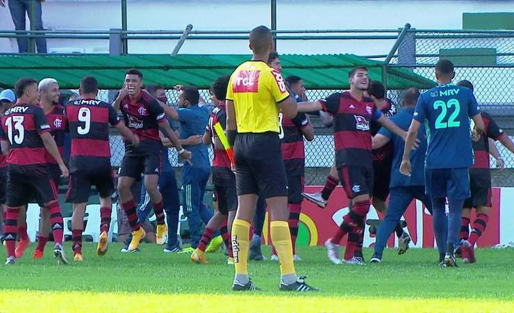 Árbitro relata gesto obsceno de jogador do Flamengo após vitória sobre o Fluminense no Sub-20; veja vídeo