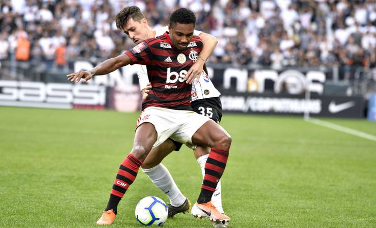 Com lesão no joelho esquerdo, Vitinho, do Flamengo, será operado nesta terça-feira