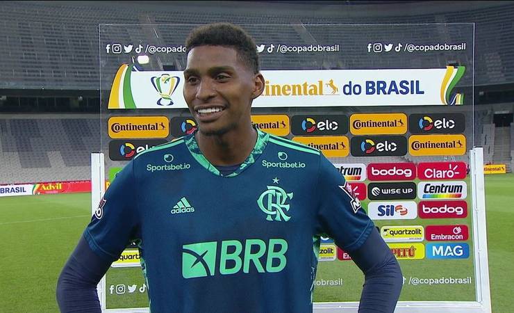 Cada vez mais decisivo no Flamengo, Hugo vibra com boa fase e pênalti defendido: "Um sonho"