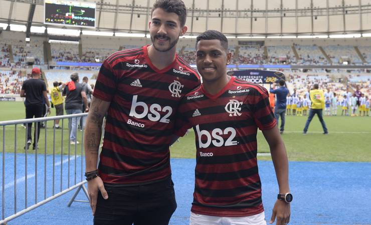 Flamengo apresenta Pedro Rocha e Gustavo Henrique à torcida antes de jogo no Maracanã