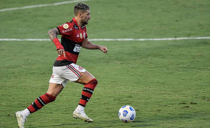 Com fratura na mão direita, Arrascaeta optou por usar bandagem para não desfalcar o Flamengo