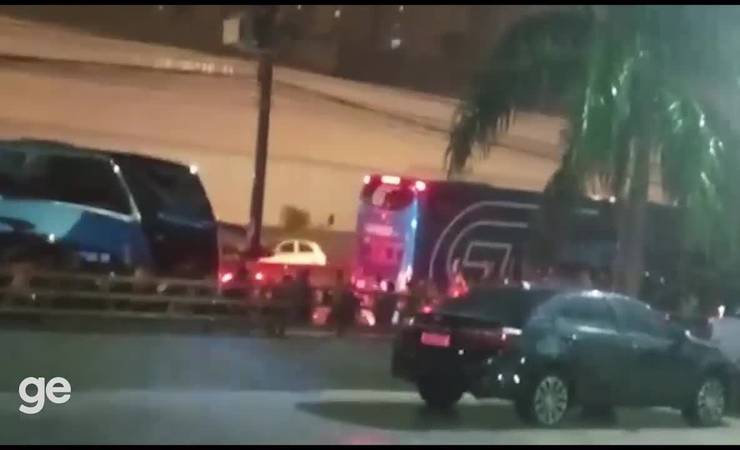 Torcida do Flamengo encara temporada e recebe time em Cuiabá com muita euforia; veja vídeo