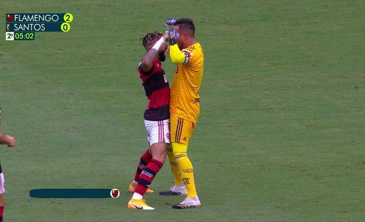 Gabigol marca e comemora com Diego Alves, que vive negociação conturbada com o Flamengo