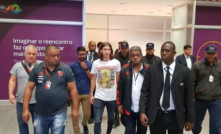 Filipe Luís chega ao Rio de Janeiro para se apresentar ao Flamengo e diz: "O coração bate mais forte"