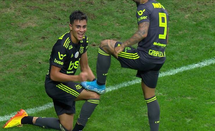 Aos 17 anos, Reinier marca seu primeiro gol como profissional do Flamengo e celebra com Gabigol