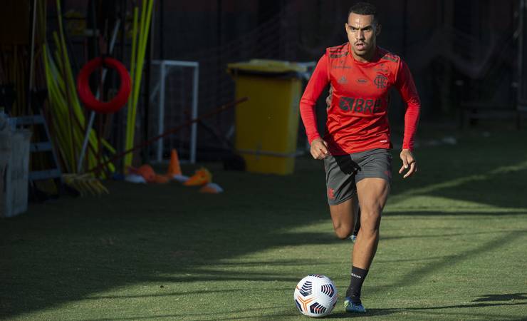 Após exames na reapresentação do Flamengo, Matheuzinho testa positivo para Covid