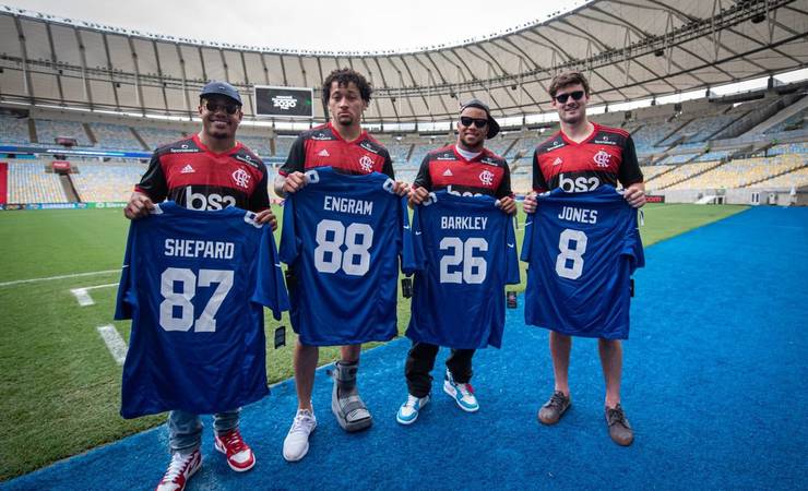 Jogadores do New York Giants visitam o Rio e acompanham a final da Taça Guanabara entre Fla e Boavista
