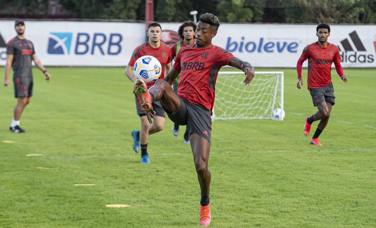 Flamengo tem voltas de Arão e Bruno Henrique para encarar o Palmeiras; veja provável escalação