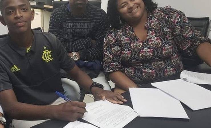Mãe de Ronald, jogador da base do Flamengo, morre vítima do coronavírus no Rio