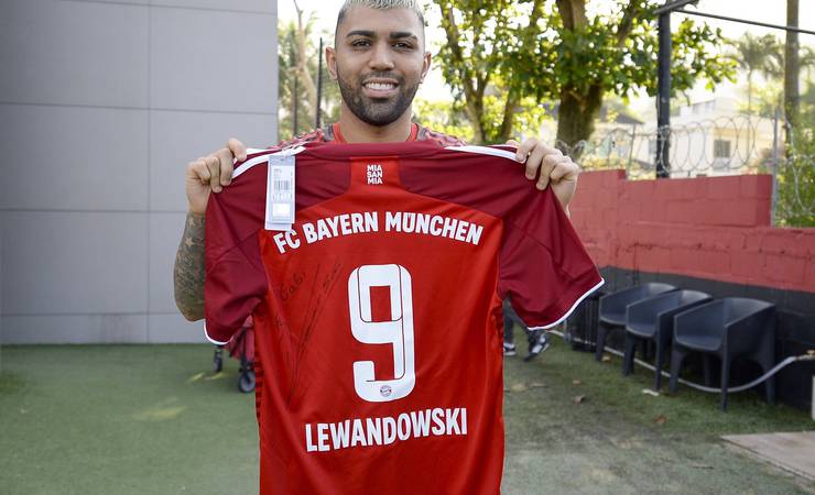 Conexão Flamengo e Bayern: Gabigol e Lewandowski trocam camisas autografadas