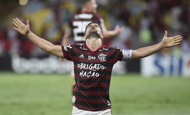 Diego e Rafinha representam Flamengo em seleção com Van Dijk, Modric e Iniesta por ação solidária
