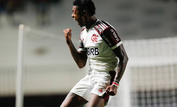 Sob orientação do DM, Bruno Henrique trata em três períodos para reforçar Flamengo contra o Athletico