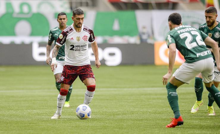Flamengo informa que exame apontou lesão na coxa esquerda de Arrascaeta