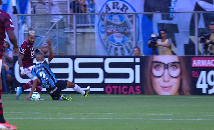 Sálvio Spínola discorda de pênalti marcado a favor do Flamengo contra o Grêmio