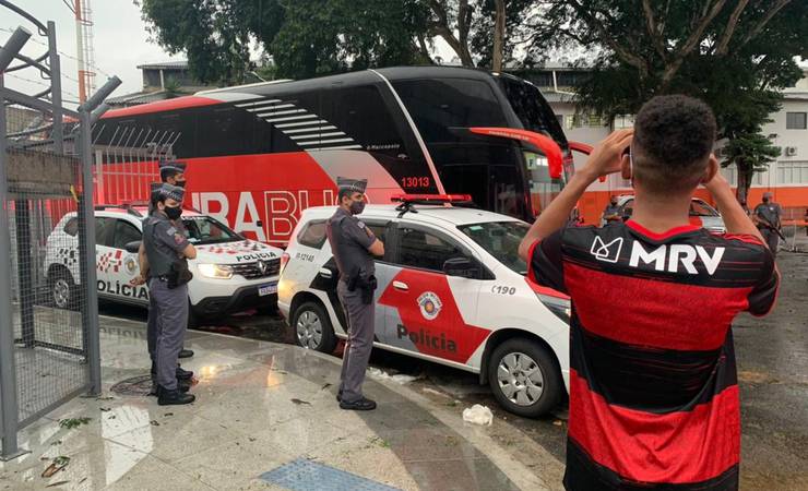Com Arão mancando e Gabigol "marcado", Flamengo chega em três ônibus a hotel em São Paulo