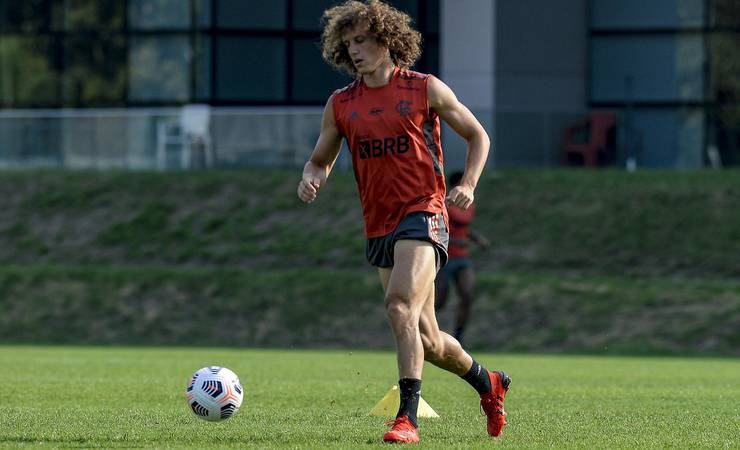 Perto da estreia pelo Flamengo, David Luiz impressiona Renato com bons números e jogo-treino