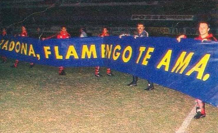 Da faixa por trégua na Bombonera ao carinho por Zico no Maraca: os laços que unem Flamengo e Maradona