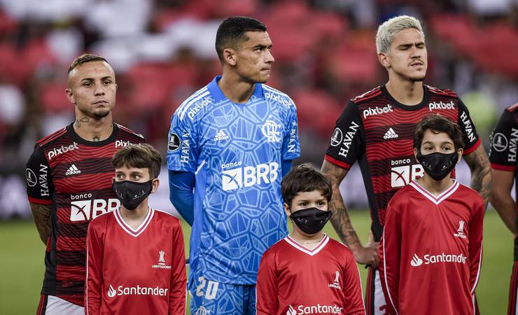 Protagonista discreto do Flamengo, Santos enfrentará ex-clube na final: "Coube ao futebol pregar peça"