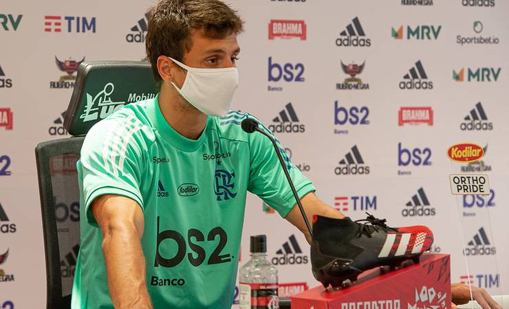 Rodrigo Caio, do Flamengo, se diz seguro para voltar a jogar e evita polêmica sobre Covid: "Foge do nosso controle"