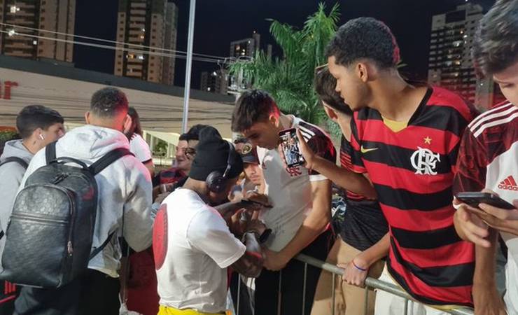 Flamengo chega com festa ao Mato Grosso para o duelo com Cuiabá; Dorival ainda é aguardado
