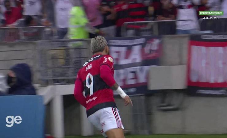Jogadores do Flamengo comemoram gol contra o Ceará tirando selfie com a torcida