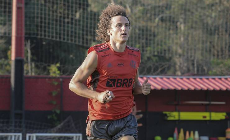 Apresentado pelo Flamengo, David Luiz vai a campo e faz trabalho físico; Gabigol participa