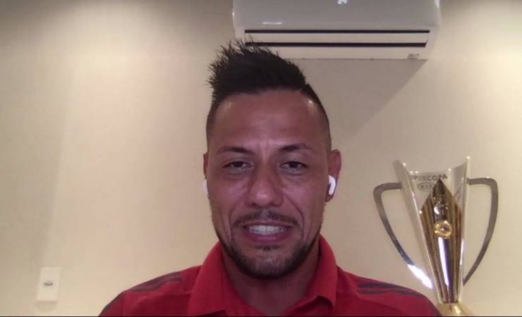 Decisivo no título do Flamengo, Diego Alves divide mérito com o grupo: "Não me sinto herói"