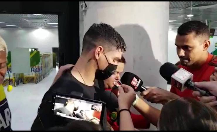 Ayrton Lucas desembarca no Rio para fazer exames e assinar com o Flamengo: "Garra não vai faltar"