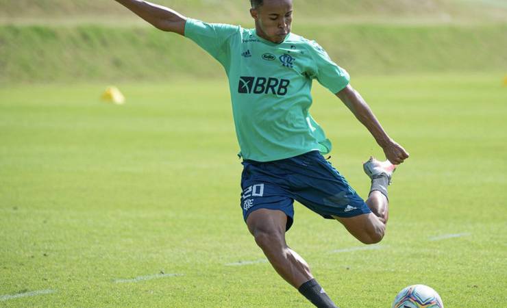 "Obcecado por gols" e herói no videogame, Lázaro inicia trajetória no sub-20 do Flamengo de olho em chance no profissional