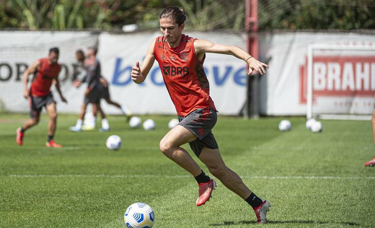 Filipe Luis sofre lesão na panturrilha esquerda, inicia tratamento e não enfrenta o Palmeiras