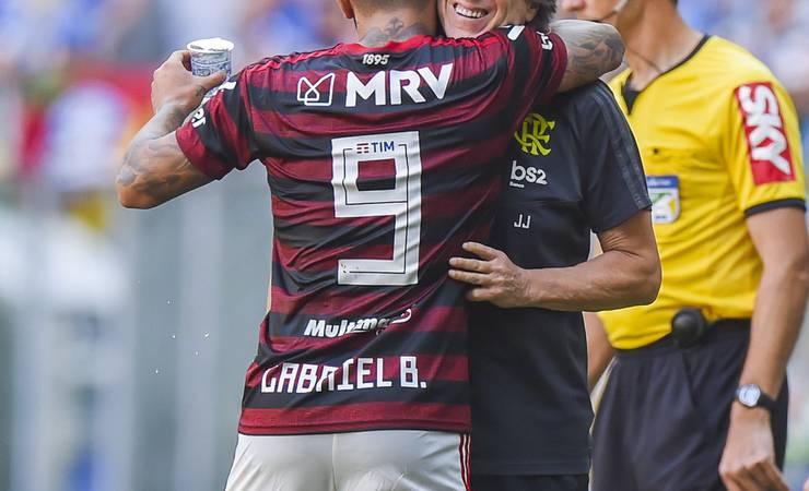 Flamengo apara últimas arestas e espera definir permanências de Jesus e Gabigol nesta semana