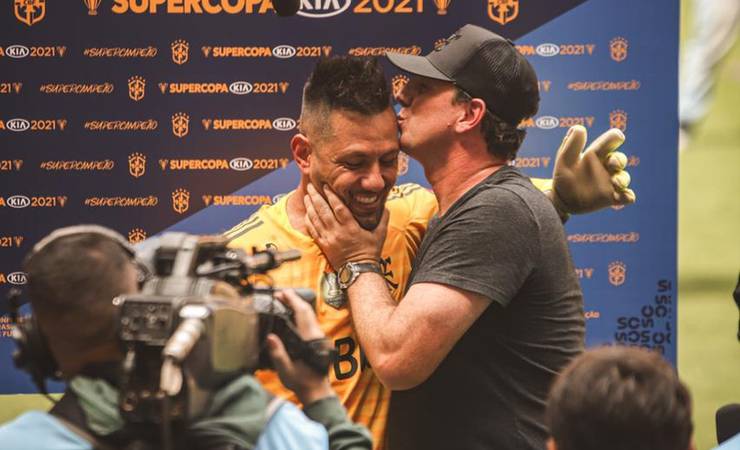 Um beijo e uma taça: Diego Alves "se paga", ganha reverência de Ceni e assume protagonismo no Flamengo