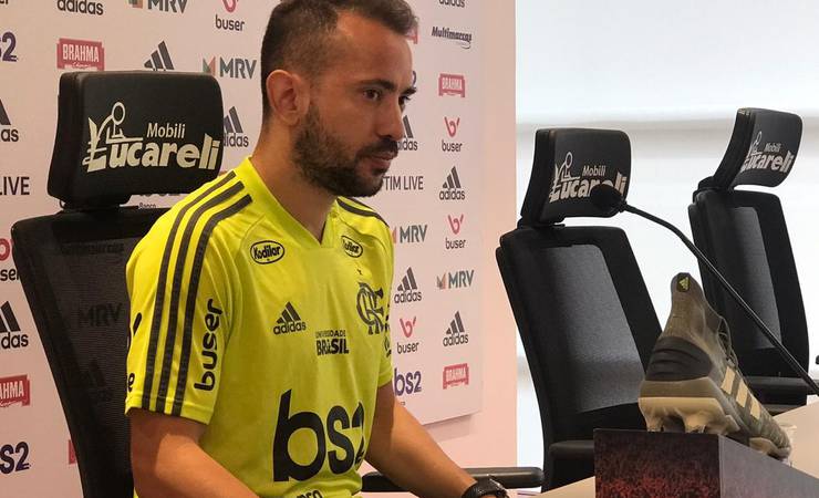 Everton Ribeiro espera torcida grande em Santiago: "O que eu mais recebo é pedido de ingresso"