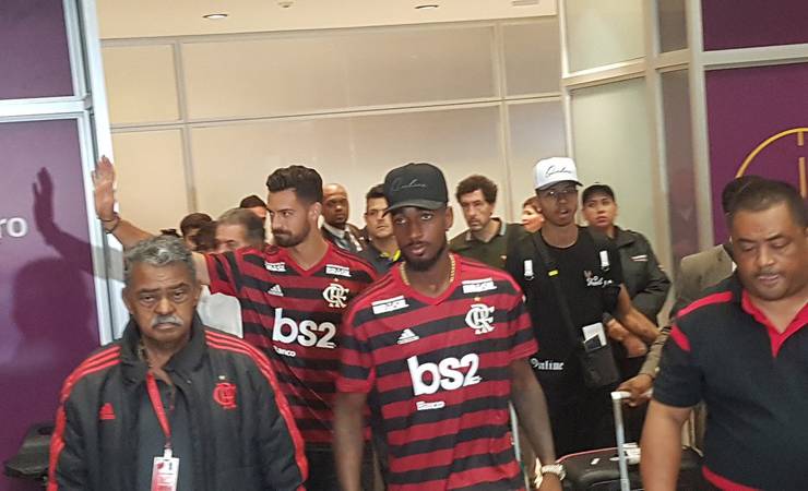 Gerson e Pablo Marí chegam ao Rio e são recebidos com festa por torcedores do Flamengo
